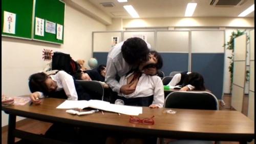 爆水中のまだまだ未熟な○○生のきっついマ○コに肉棒を挿入しじっくり●す！そして膣から垂れる血と精子を満足げに眺める…！