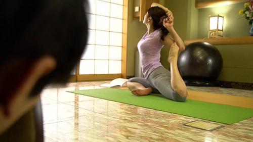 母の様子を窺うと…むっちりした体にうっすらと汗ばんだ姿が妙に艶かしく思え見入ってしまった！ムラムラとしたいやらしい妄想まで湧き上がり、それからというもの母のことが気になって仕方がない息子はついに…！