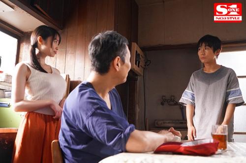 夏休みに田舎で過ごすことになった優太！電波も届かずゲームもない時代遅れの生活に嫌気がさしていた時に、隣の農家の夫婦の営みを見てしまう！