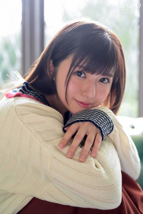 大きな瞳に弾ける笑顔、あどけなさが残る19歳の美少女がSODに舞い降りた！緊張と恥じらいに押し潰されそうになりながらも、1つ1つと一生懸命こなしていく姿にはキュン死確実！