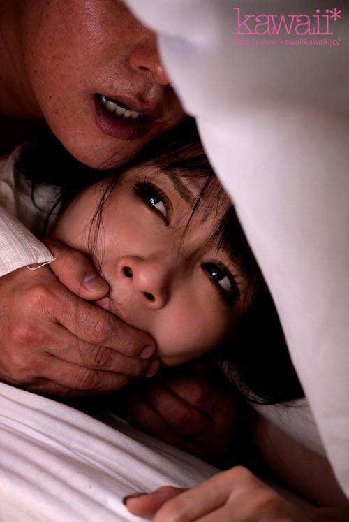 周りに人がいるってだけで興奮しちゃうのに、布団の中に隠れたら肌と肌が超密着してあまりの気持ち良さに即フル勃起！