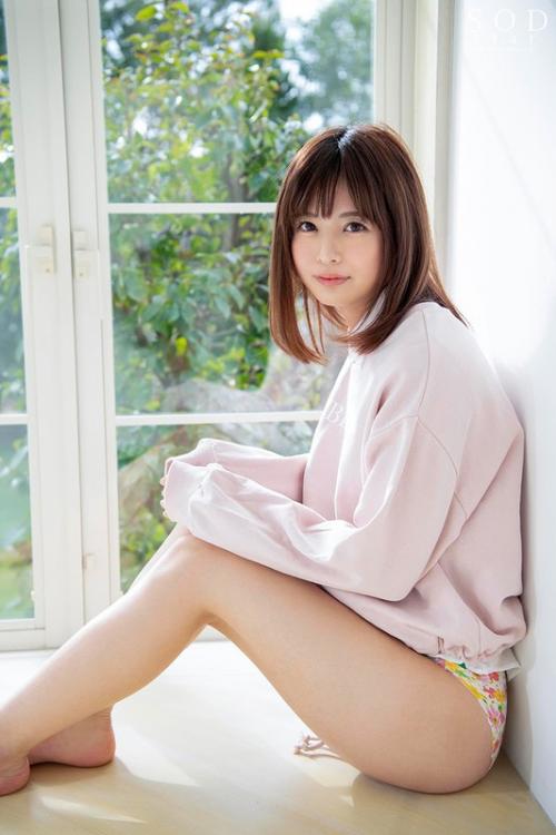 大きな瞳に弾ける笑顔、あどけなさが残る19歳の美少女が舞い降りた！緊張と恥じらいに押し潰されそうになりながらも、1つ1つと一生懸命こなしていく！
