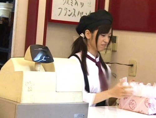 見えないカウンターの下では男に尻や胸をいじられまくり。そして耐える身体は徐々に興奮していき...男のペースのままにフェラ、そしてファックまで！