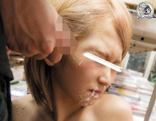 何人もの男たちに大量のザーメンをぶっかけられ悶絶！アソコの 熱い中出し精子にも悶絶！