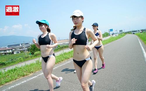 開放的な大自然の中で…感度がつり上がる野外羞恥SP！！キャンプ場編は推定Eカップのスクール水着J○がターゲット！