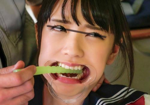 極太ディルドを喉奥まで無理矢理挿れると嗚咽やえずき汁が止まらず、ヨダレも涙も垂れ流しで可愛い顔は汁まみれ！イラマ大量失禁！