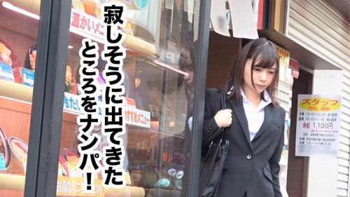 会社員のランチタイムの時間帯に、寂しそうに一人でソバ屋から出てきたOLの「みおちゃん」を発見！外見は超美人でエリート風なのに会社で孤立しているのか訳あり感たっぷり！