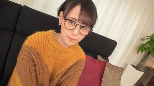 緊張しちゃう！経験人数1人のうぶなメガネ美少女がAV初体験