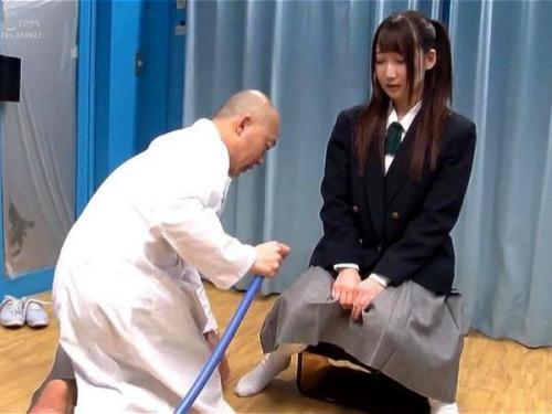 オマンコの中を掃除される女子校生。刺激が強すぎて、綺麗になったオマンコにチンポが欲しくなっちゃうw