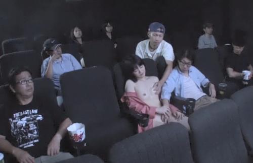 映画館で全裸でいろんな男から身体をまさぐられる痴女。ムラムラする身体が止まらない