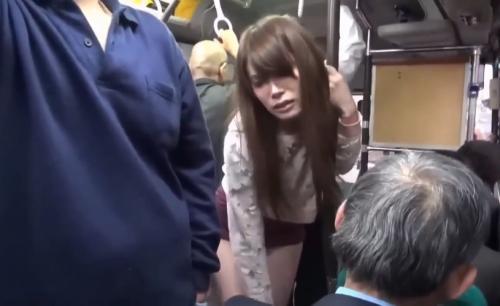 【痴漢】「いやっ、やめてっ…」電車の中で痴漢の手がお尻に。だんだん手が上がっていき、女性の息づかいも荒くなる。