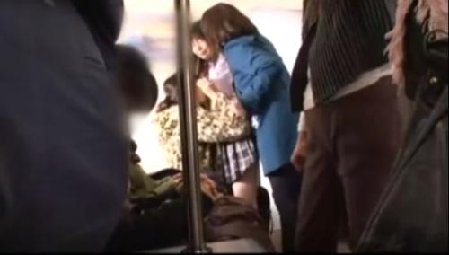 痴漢は男だけじゃない。女性にレズ痴漢され、オマンコいじられる女子校生