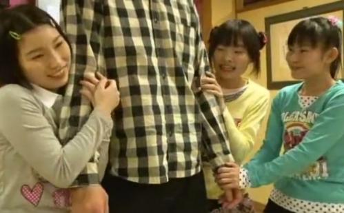 【河愛杏里 葉月るい 月野琴美】ロリロリ三人娘がパパ役見つけて大喜び、早速お風呂でスケベ洗いっこ