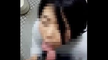 出会い系で見つけた近所の奥さんを夜中に呼び出し公衆トイレでこっそりエッチ