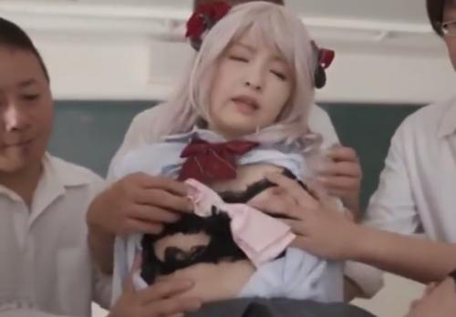 「順番に舐めて～♡」かわるがわる男たちにオマンコを舐めさせるコスプレ美女。