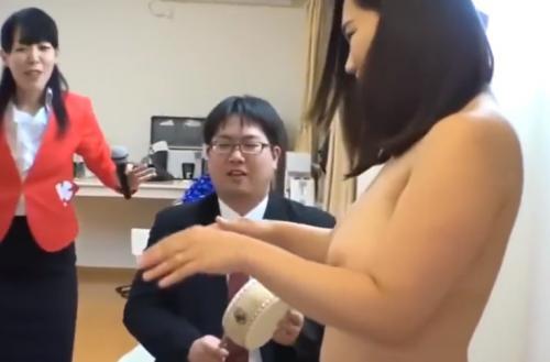 二組のカップルが野球拳で対決。負けた方はエッチな罰ゲーム！