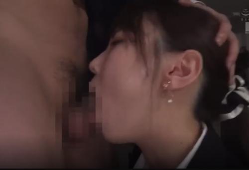 【竹内夏希】旦那をかばって上司からイマラチオを強要される妻。最後にはチンポをオマンコにねじ込まれる