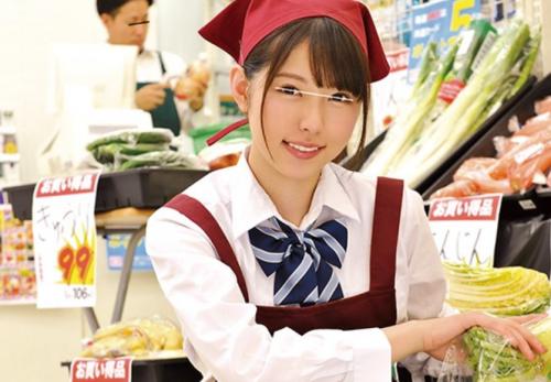 スーパーで働く無防備JKのスカートをめくって大興奮ｗフル勃起したちんこを押しつけ濃厚セックス！