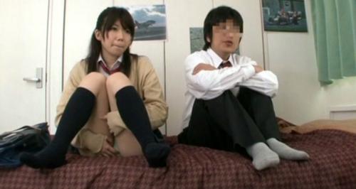 何故か俺の家にJKがAVを見に来るっていうｗAV鑑賞で欲情した同級生のおま〇こに肉棒挿入！ｗ