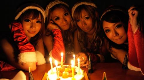 季節はずれの痴女GALSによるおチンポ狩り！ｗ黒ギャル全員が巨乳過ぎてそりゃ全マ〇コに中出しでしょ！