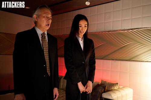 【人妻NTR中出しレイプ！】＜ 夏目彩春＞美乳美脚のOLがスーツ着たまま夜這い寝取られ止まらない老いたオヤジのピストン