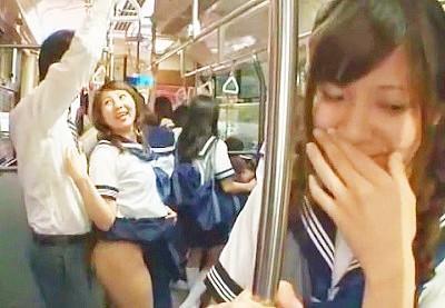 ＜辺見麻衣＞ツインテール女子高生が乗り込んだバスの中で男を逆痴漢で誘惑！