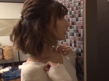 綺麗な顔立ちの美人SHOP店員のお姉さんのムラムラして男性客をおねだり誘惑！