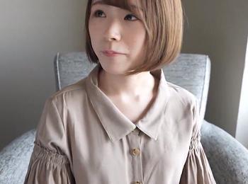 肌が真っ白でショートカットが素敵なお姉さん。見た目とは裏腹に何度も絶頂してしまう。