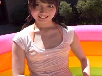 水遊びをしながら簡易プールではしゃぐ美少女。水着を脱いでギリギリ撮影会！