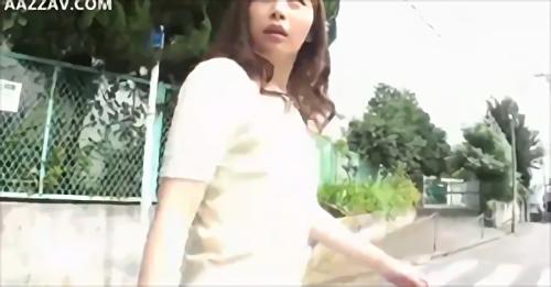 『中出し』久しぶりのディープ接吻に我を忘れて燃え上がるご無沙汰妻。背徳感とカイカンで玄関で嬉ション漏らしながらち〇ぽにしゃぶりつく。赤ちゃん！