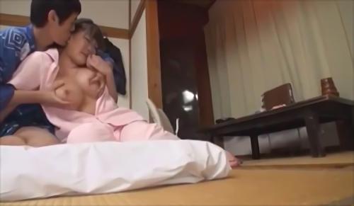 『巨乳』何とオヤジでもババアでもなく若くて美人のマッサージ師が来て超ビックリ、ピチピチの施術着に形のイイお尻とハリのあるオッパイが僕の股間！