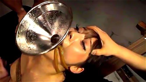 『樹花凜』木枠の拷問器具に制限された3人が、性器に尿道カテーテル、浣腸打たれて尻の穴にアナルストッパー、完全に排泄アクトを管理され、泣き叫び！