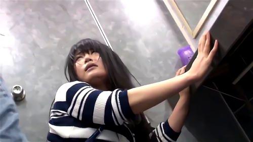 『フェラ』女子大生、オフィスレディ、看護師etc.合計8名の‘今すぐ犯りたい女を収録、1人になった女に近づきズボンを一気に下すと唾をマ○コ！