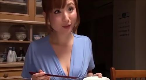 『母子相姦』夫と死別してからというもの。一人息子の健一を何不フリーなく育てるため。自分の欲求を抑圧してきたが。皮肉にも立派に育った息子のチンポ！
