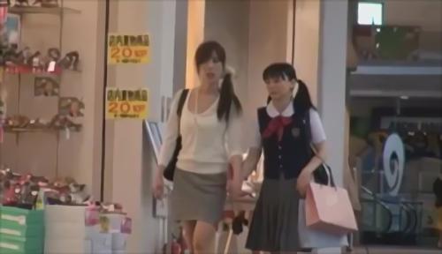 『熟女』関係モノ第5弾は、全編電車内での痴漢行為です。今回は、「満員電車で痴漢された女性がガチ股でイキ続ける」「痴漢されても断れない手つな！