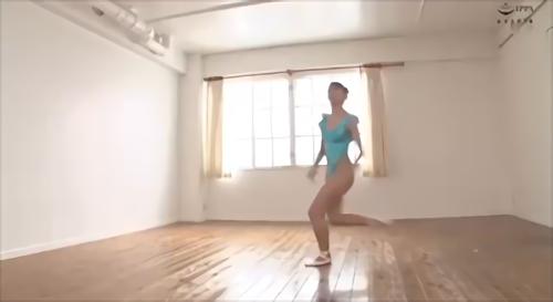 『乳首』バレリーナだけに感受性が高く開脚しながらディルドを咥える姿は正に情欲的女、下の口にもガッツリ開脚で咥え込み果てる、そして舞台用のレ！