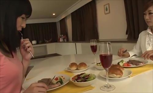 『レズ』そうとは知らず家政婦として’みずき’の身のまわりの世話をする’瞳’は餌食に、恥ずかしがり嫌がる’瞳’に恩情ないアナル攻め、従わざる！