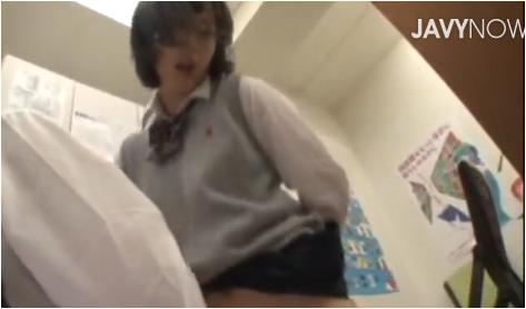 「騎乗位」感じても声の出せば周りにエッチしてることがばれてしまう！必死で声我慢して快感に耐えるJK！