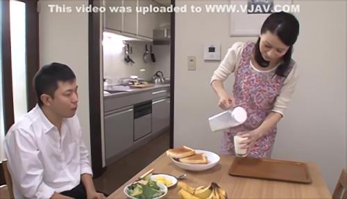『パンスト』爽やかな朝。美しく貞淑な母・井上綾子は、もうすぐ起きてくる息子・辰夫のために朝食の準備に余念がない。綾子は早くに夫を亡くし、母子家！