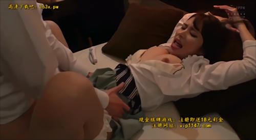 『巨乳』悔しかったら襲ってみたら？」馬鹿にされ頭が沸騰し酔い潰れた伊藤さんを夜〇いレ〇プ、悔しがるを見下ろしながら強引中出し、「アンタなん！