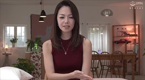 小川華蓮さん30歳。名前の通り清楚可憐な美人妻。ウクライナ人の祖母を持つ北欧系クォーターの彼女は、10代の頃からモデルとして活動し！