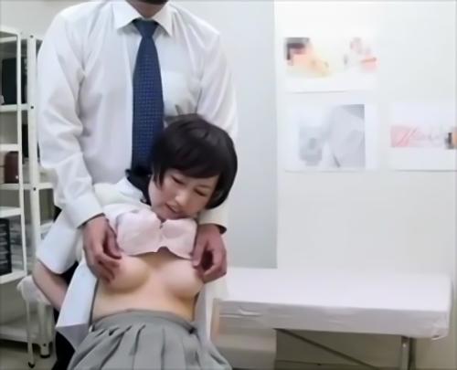 『女子高生』共通するのは「親には秘密」と「マネーがない」という事、数多くの患者を診てきた悪徳医師は秘密かつ無料で診察する代わりにうら若きマ○コ！
