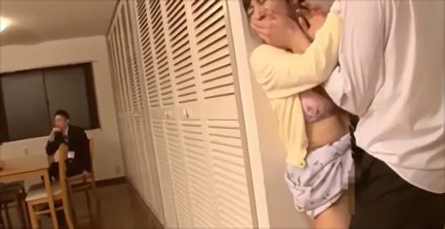 『javynow』妻の方は四つん這いになりメジャーで部屋の寸法を測ったりしていると…もう一人の不動産屋に身体タッチされ戸惑う妻。次第に大胆に触り始め！