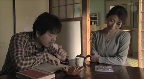 町内会のくじ引きで当たったグアム旅行を、母・あゆみに手渡す0歳児のやる気篤史、グアムから帰国した母は驚くほど日焼けし、性格まで明るくなっていた！