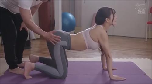 『巨乳』ピタパン美尻で悩殺、長身美脚運動選手身体で挑発して男喰い、「太くて固いマッスルチンポが大好物なの…」マッチョなトレーナーにガン突き！