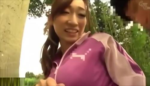 『騎乗位』白のハイレグTバック水着を強要される、お尻を丸出しにされながら、水泳の授業を真剣に受けるクレア、悪ふざけはどんどんエスカレートして！