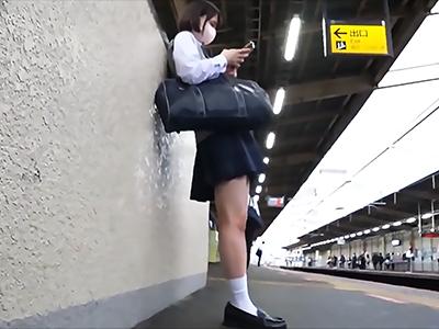 【隠し撮り×JＫ】細身で超可愛い女子校生さん!!痴●師に襲われてしまい電車内でイかされまくる姿がヤバすぎる件ｗｗ