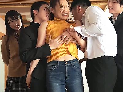 【中出し×輪姦】美しいスレンダーBODYの人妻さん義娘の友人に囲まれ情熱的なセックスでイキまくり容赦なく中出しの餌食になったったwww