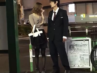【NTR】終電逃したカップルさん!!彼女タクって寝取られてしまい立派な他人棒濃厚フェラ責めする姿がやべぇｗｗｗ