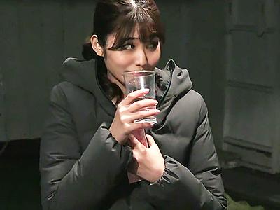 【NTR】町内キャンプで美乳の人妻が戸惑う視線を浴びる！驚愕の展開を待ち受ける意外なセックスでマンコにザーメンドピュッｗｗｗ
